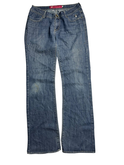 Die Apple Bottoms Mid Rise Boot in Größe M von ZAZA resell ist eine blaue Denim-Jeans mit Knopf- und Reißverschluss, Vorder- und Gesäßtaschen, Bundweite und leicht tailliertem Bein, flach auf weißem Grund.