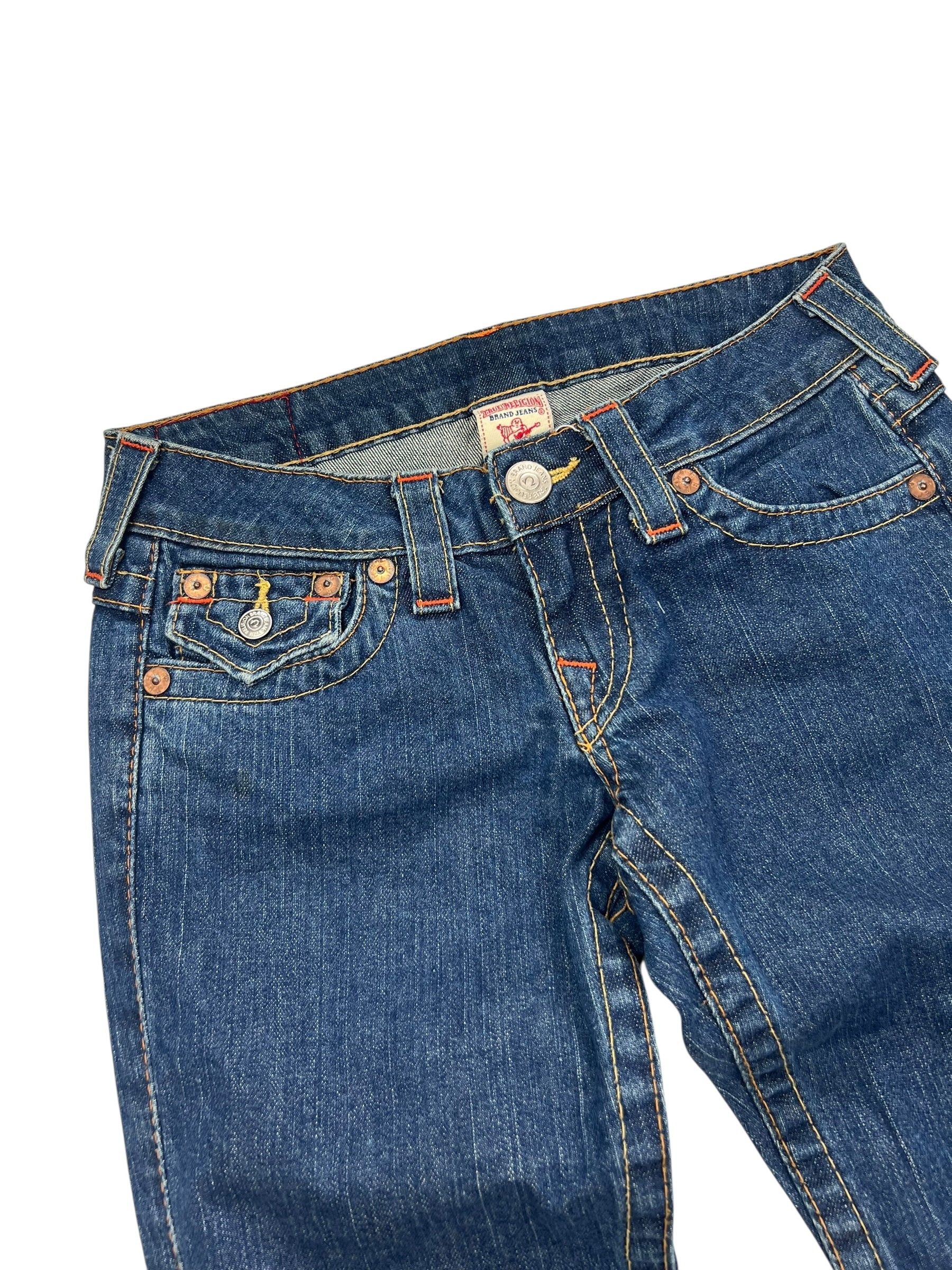 True Religion Joey - Low Rise Boot Jeans von ZAZA resell in Größe 24 (S) mit folgenden Eigenschaften: blauer Denim, orangefarbene Nähte, Metallnieten und eine Münztasche. Außenbeinlänge: 97 cm, Bundweite: 36 cm; flach auf weißem Grund gelegt.