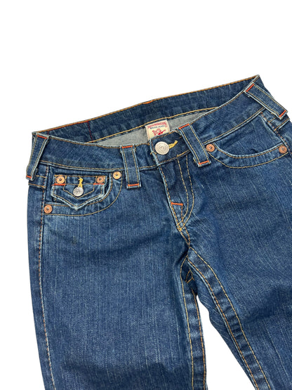 True Religion Joey - Low Rise Boot Jeans von ZAZA resell in Größe 24 (S) mit folgenden Eigenschaften: blauer Denim, orangefarbene Nähte, Metallnieten und eine Münztasche. Außenbeinlänge: 97 cm, Bundweite: 36 cm; flach auf weißem Grund gelegt.
