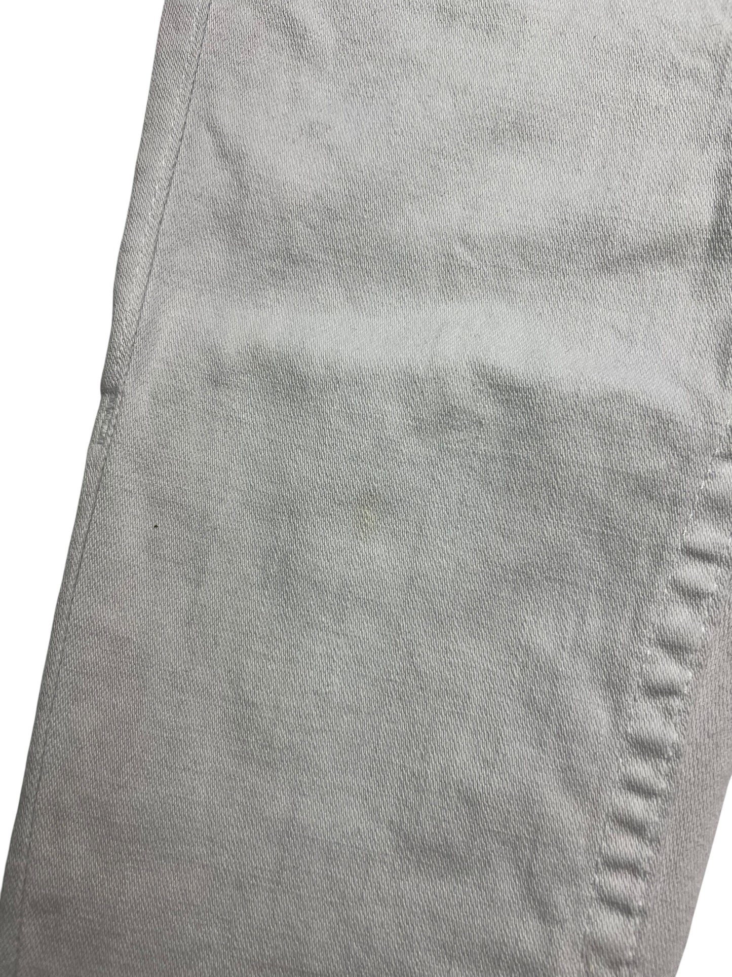 Nahaufnahme der True Religion Disco Joey - Low Rise Boot | 28 (S) von ZAZA resell, aus hellgrauem Denim-Stoff mit einer sichtbaren Naht entlang der Außenbeinlänge und dezenten Stofffalten.