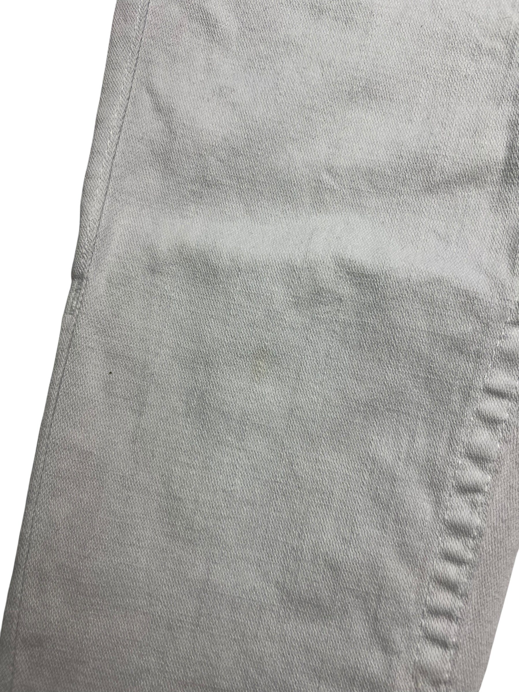 Nahaufnahme der True Religion Disco Joey - Low Rise Boot | 28 (S) von ZAZA resell, aus hellgrauem Denim-Stoff mit einer sichtbaren Naht entlang der Außenbeinlänge und dezenten Stofffalten.