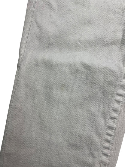 Nahaufnahme der True Religion Disco Joey - Low Rise Boot | 28 (S) von ZAZA resell, aus hellgrauem Denim-Stoff mit einer sichtbaren Naht entlang der Außenbeinlänge und dezenten Stofffalten.