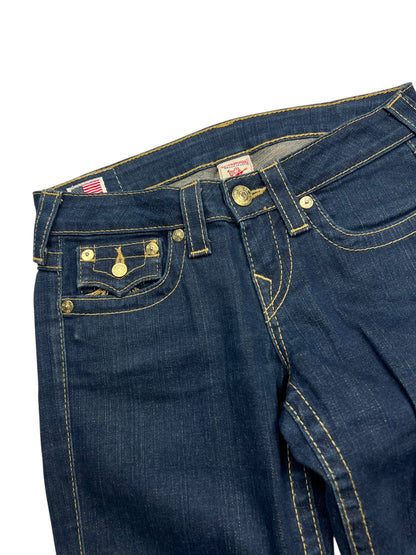 Eine Nahaufnahme der True Religion Becky - Low Rise Boot Jeans in Größe 26 (S) von ZAZA resell, mit seltenem blauen Denim, goldenen Nähten, Bund, Vordertaschen, Knöpfen und Gürtelschlaufen auf weißem Hintergrund.