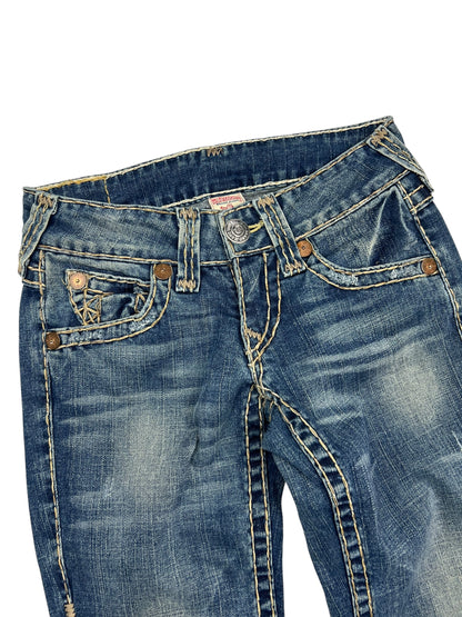 Eine Nahaufnahme der True Religion Joey Super T Low Rise Boot Jeans von ZAZA resell in Größe 26 (S), mit weißen Ziernähten, Knopfverschluss, Gürtelschlaufen, Vordertaschen mit einer detaillierten Münztasche - Bundweite und Labelgröße sorgen für eine ideale Passform.