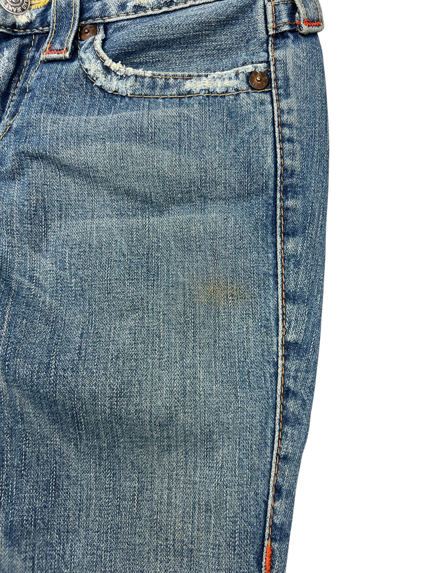 Nahaufnahme der True Religion Joey - Low Rise Boot Jeans (26/S) von ZAZA resell, mit einem kleinen braunen Fleck in der Nähe der Tasche, ausgefranstem Rand und sichtbarer Textur. Subtile Fading Highlights Etikett Größe und Bund Details für fit Referenz.