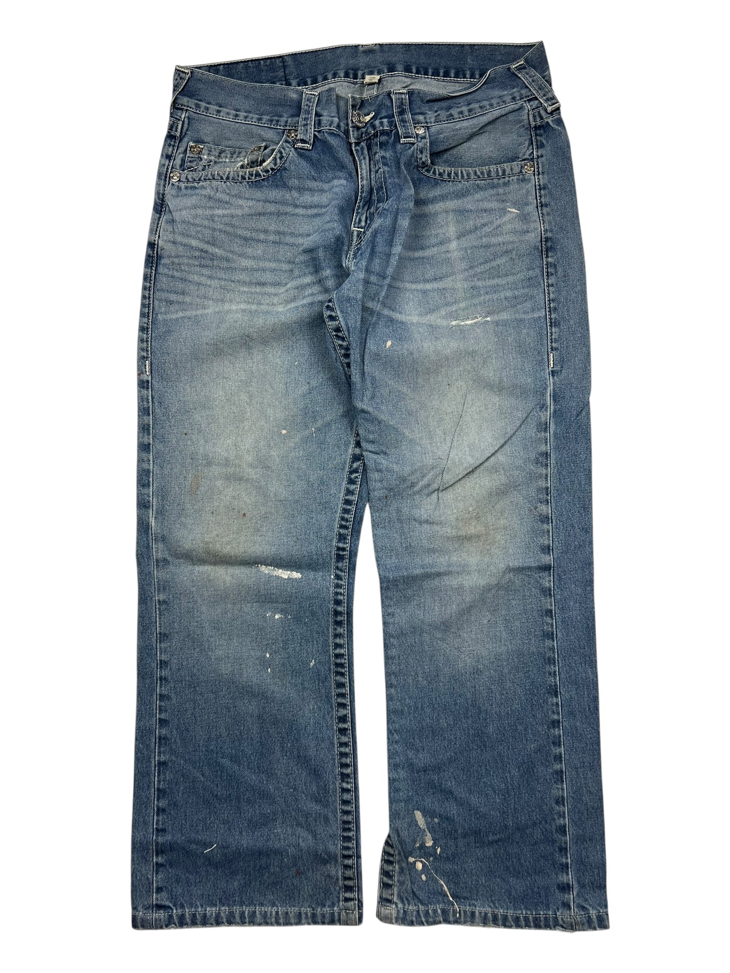 ZAZA verkauft True Religion Straight Jeans, Größe 34 (L), mit sichtbaren Ausbleichungen, Farbflecken und Knitterfalten. Das getragene blaue Paar ist flach auf einem weißen Hintergrund gelegt; Etikettengröße und Bundweite sind als Referenz gezeigt.