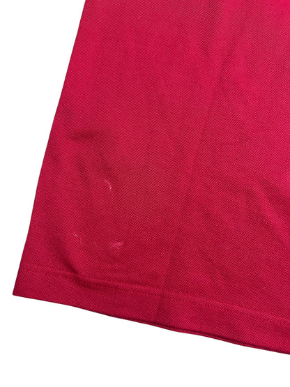 Nahaufnahme der unteren Ecke eines roten Burberry Polo Shirts (L) von ZAZA resell, die einen schwachen Lichtfleck in der Nähe des Saums zeigt. Zustand: 8/10.