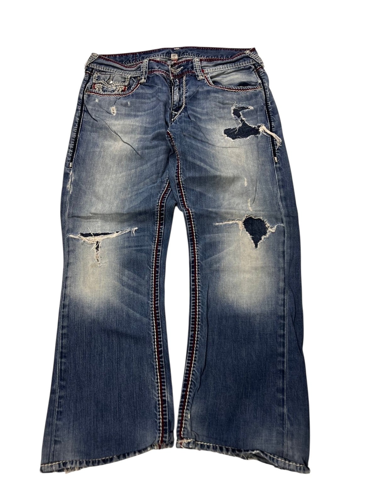 Ein Paar True Religion Mega T Straight Jeans in Größe 34 (M) von ZAZA resell mit blauer Distressed-Waschung, ausgeblichenen Stellen, sichtbaren Rissen und ausgefransten Stellen an den Beinen und Oberschenkeln, flach auf weißem Grund.