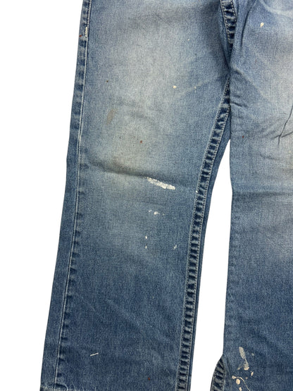 True Religion Straight | 34 (L) von ZAZA resell: verblasste blaue Jeans mit Farbflecken und Abnutzungserscheinungen an den Beinen, sichtbaren Falten und Verfärbungen für einen getragenen Look. Abgebildet vor einem weißen Hintergrund; Bundweite sorgt für eine bequeme Passform.