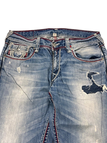 True Religion Mega T Straight Jeans von ZAZA resell in Größe 34 (M), blau mit roten Nähten, ausgeblichenen Stellen, zerrissenen Details und ausgefransten Patches an den Vordertaschen und Oberschenkeln.